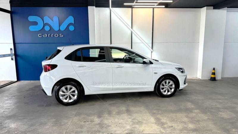 CHEVROLET - ONIX - 2022/2023 - Branca - R$ 72.900,00