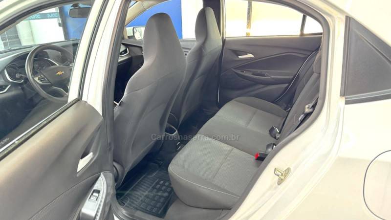 CHEVROLET - ONIX - 2022/2023 - Branca - R$ 72.900,00