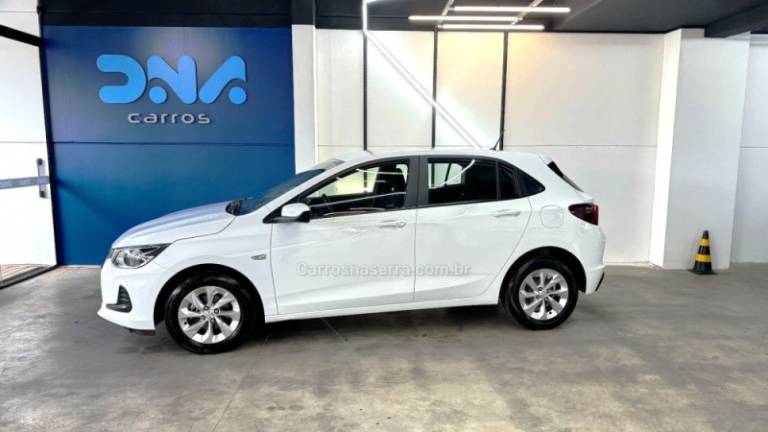 CHEVROLET - ONIX - 2022/2023 - Branca - R$ 72.900,00