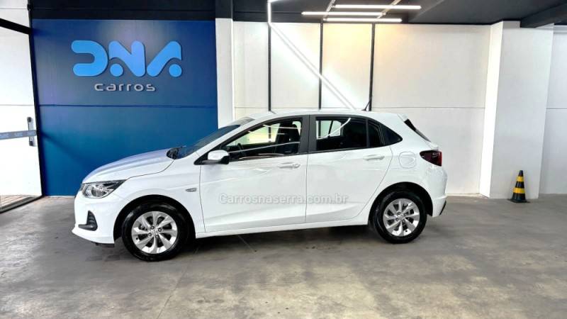 CHEVROLET - ONIX - 2022/2023 - Branca - R$ 72.900,00