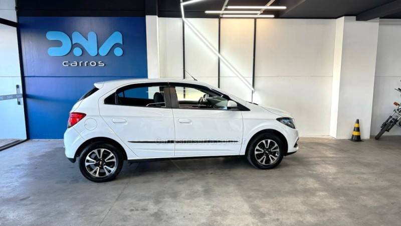 CHEVROLET - ONIX - 2013/2014 - Branca - R$ 51.900,00