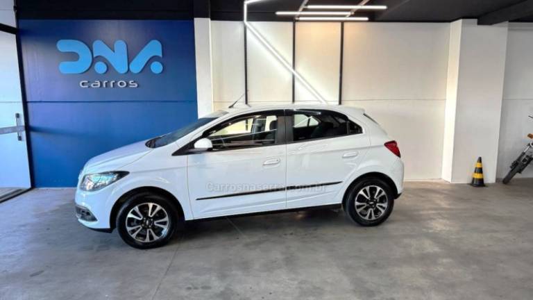 CHEVROLET - ONIX - 2013/2014 - Branca - R$ 51.900,00