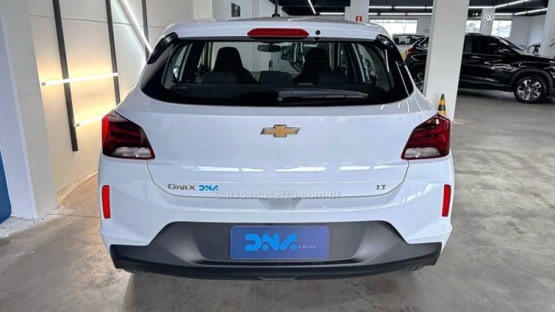 CHEVROLET - ONIX - 2022/2023 - Branca - R$ 72.900,00