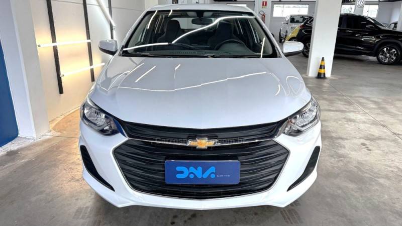 CHEVROLET - ONIX - 2022/2023 - Branca - R$ 72.900,00