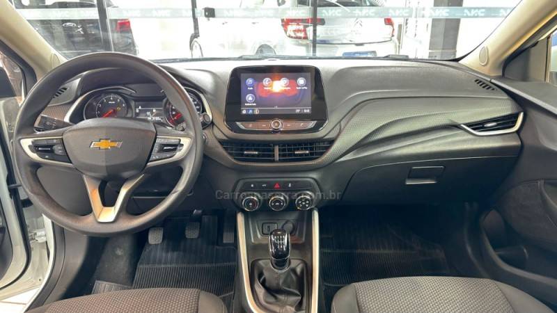 CHEVROLET - ONIX - 2022/2023 - Branca - R$ 72.900,00