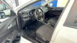 CHEVROLET - ONIX - 2022/2023 - Branca - R$ 72.900,00
